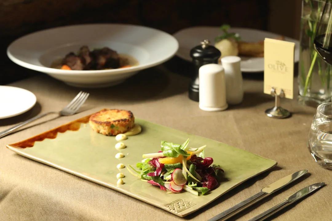 Olive Cuisine de Saison — salle coloniale et nappes blanches