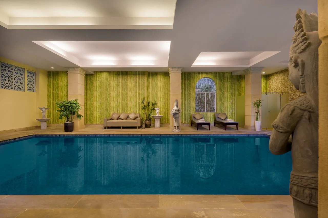 La piscine intérieure d'eau salée