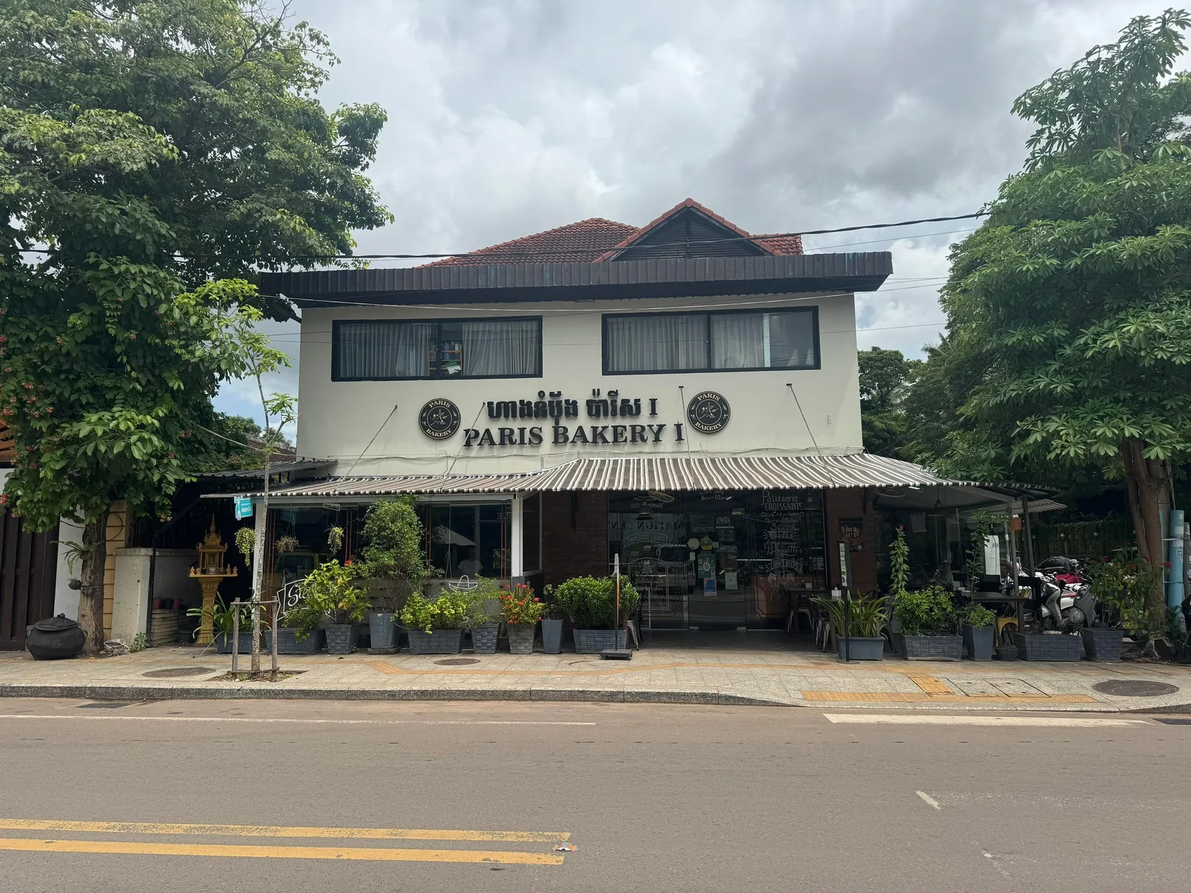 Paris Bakery Siem Reap — façade et terrasse au Wat Bo