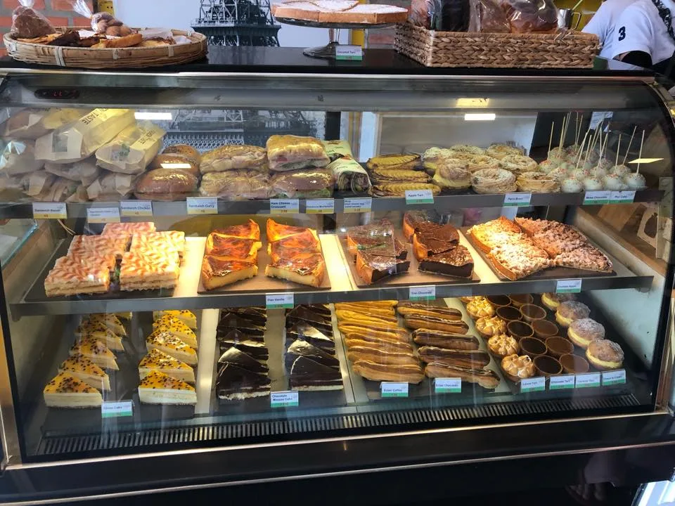 Paris Bakery — salle café et comptoir deli