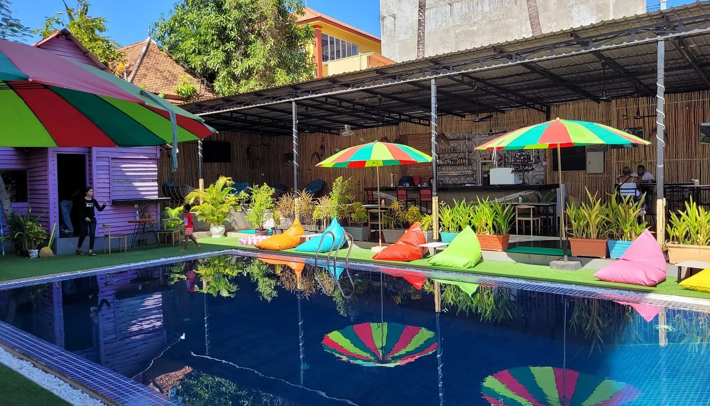 Sabai Lifestyle — piscine, parasols et bar au Wat Damnak