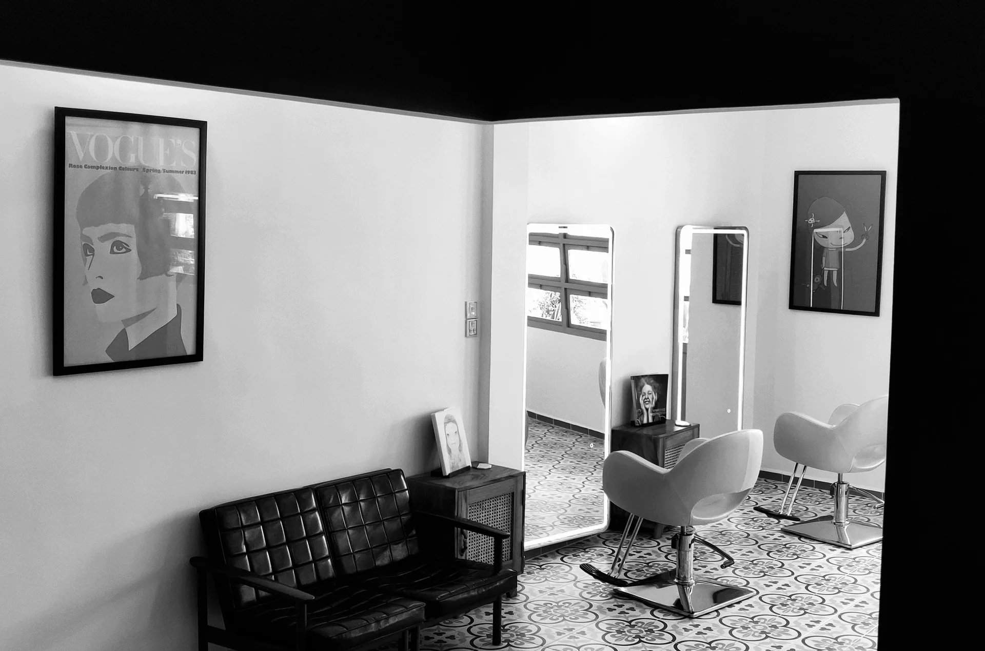 Sam Studio — salon minimaliste, carrelage à motifs et postes de coiffure