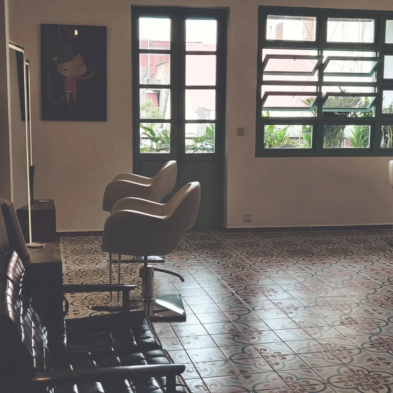 Sam Studio — miroirs lumineux et fauteuils de coiffure