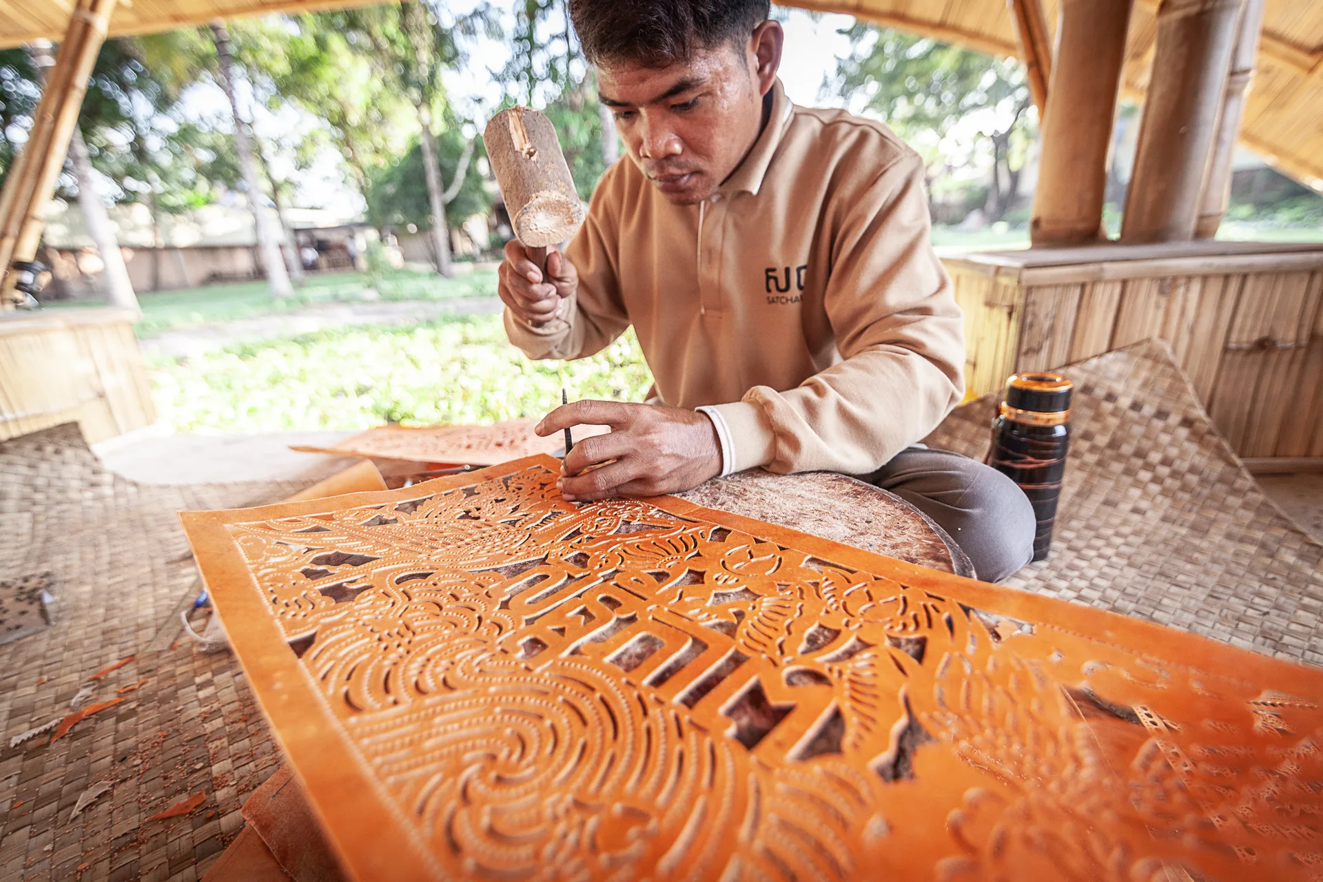 Satcha — artisanat du cuir sous pavillon en bambou