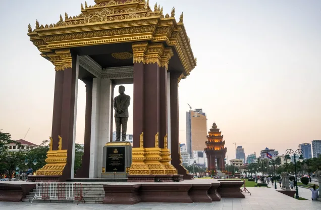 Norodom Sihanouk Memorial — stupa and statue