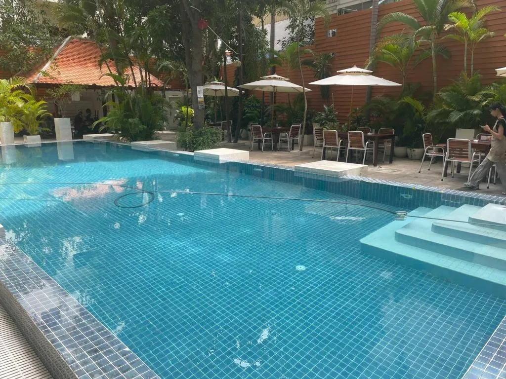 La piscine, de l'autre côté de la rue
