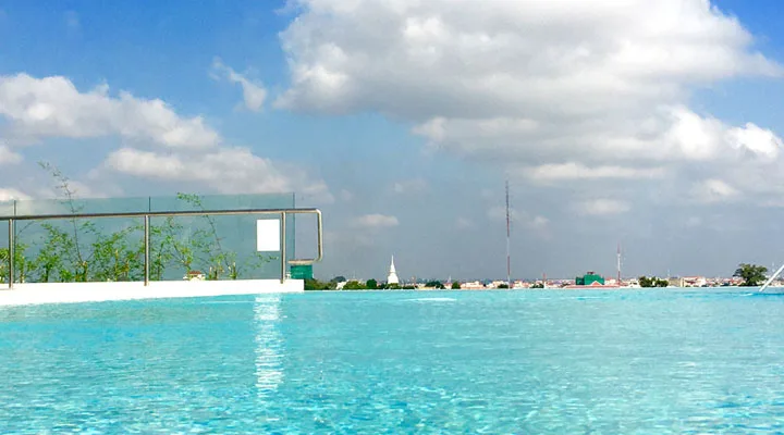 La piscine à débordement, au 9e