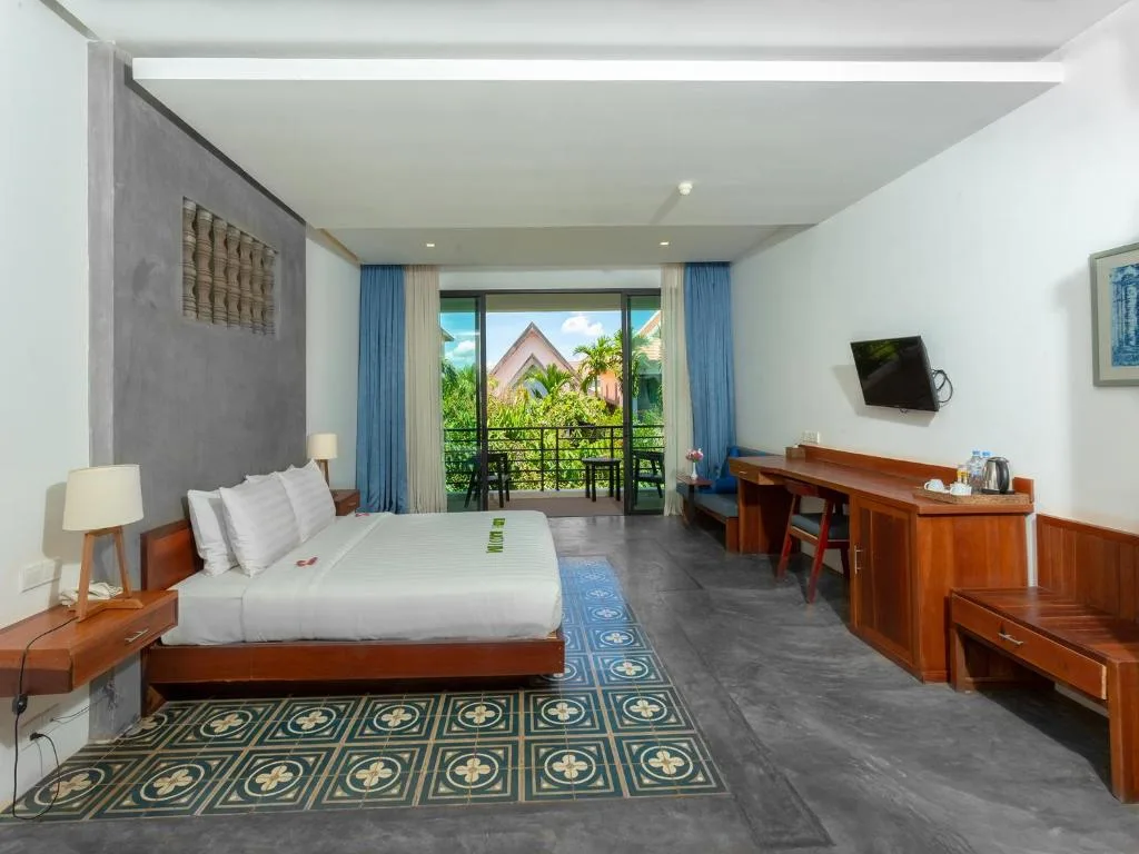 Tanei Angkor Resort & Spa — transats et parasols au bord de la piscine