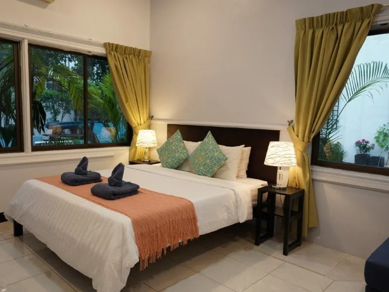 Une chambre avec vue sur le jardin