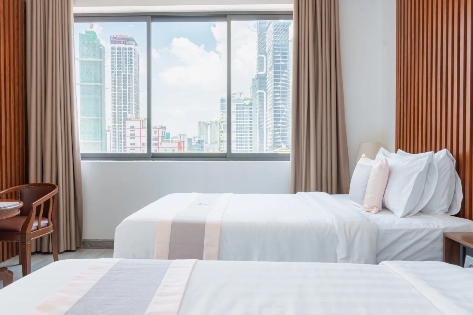 Une chambre twin, vue sur la ville
