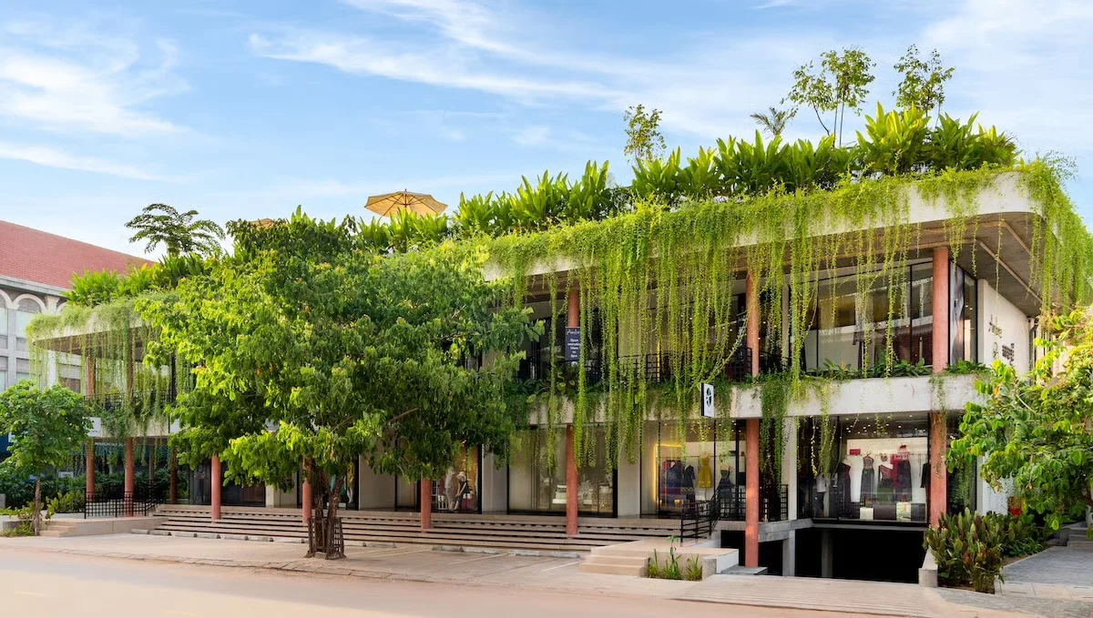 The Aviary Hotel — façade jungle urbaine et lianes suspendues