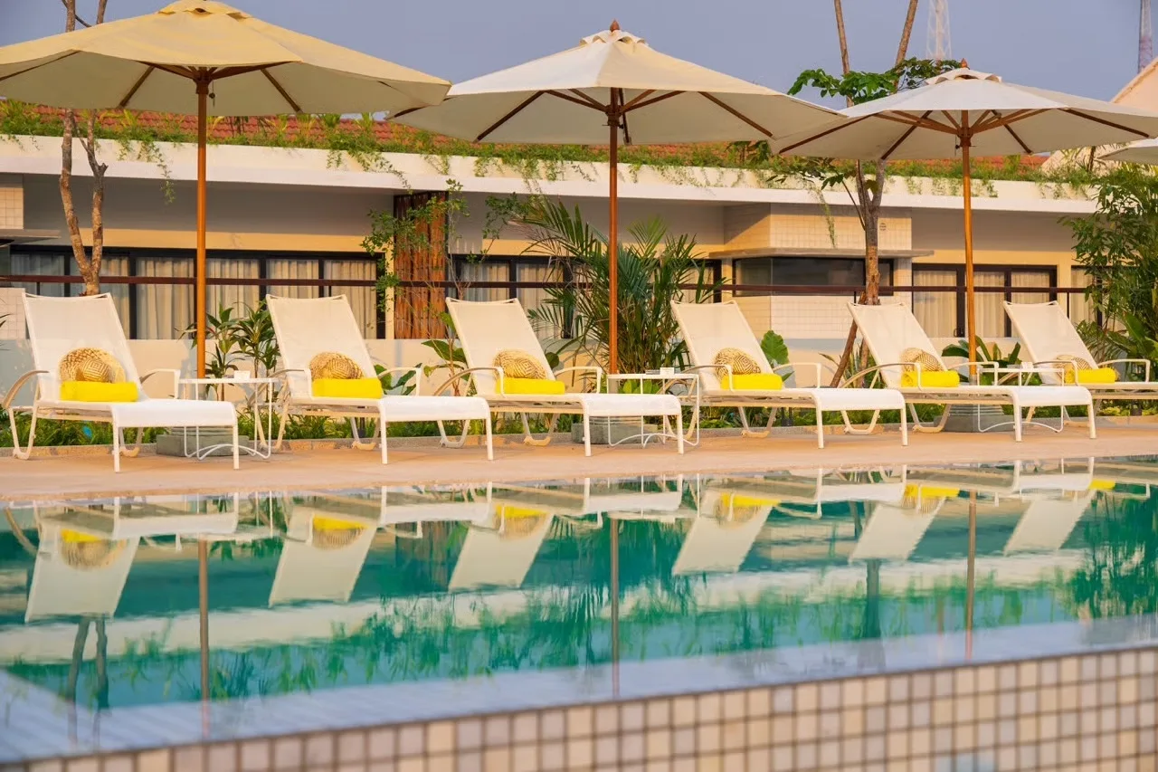 The Aviary Hotel — piscine turquoise et cour-jardin