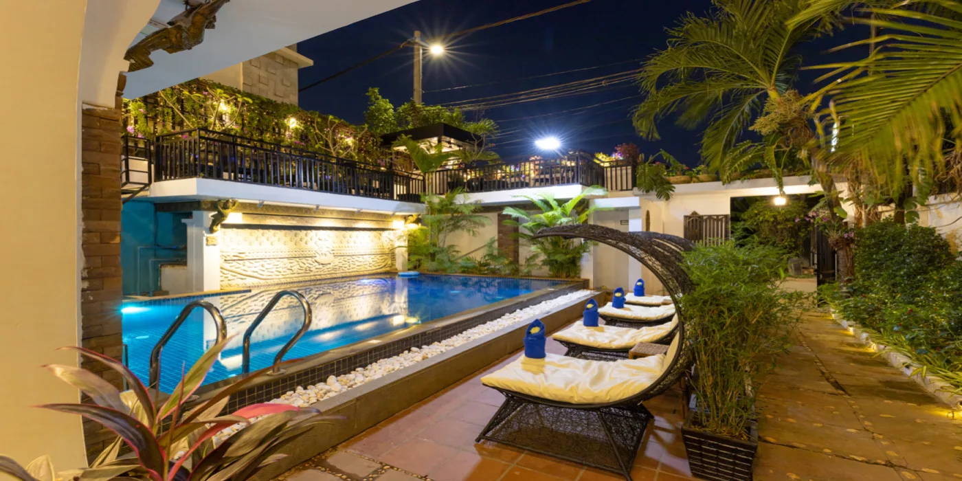 The Five Senses Boutique Hotel — piscine infinity de nuit