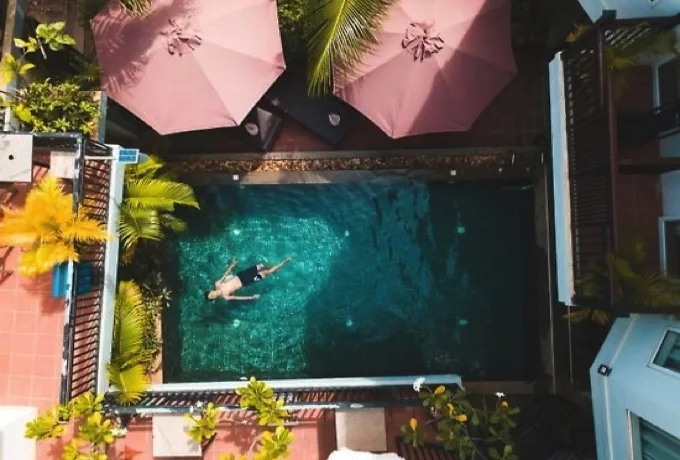 The Five Senses Boutique Hotel — terrasse et transats
