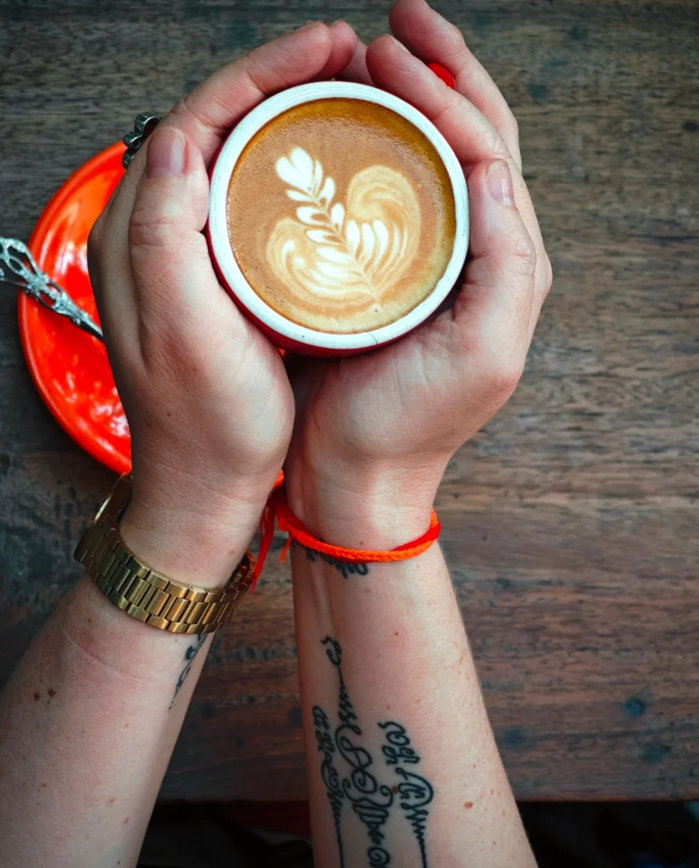 The Little Red Fox — salle industrielle et art local