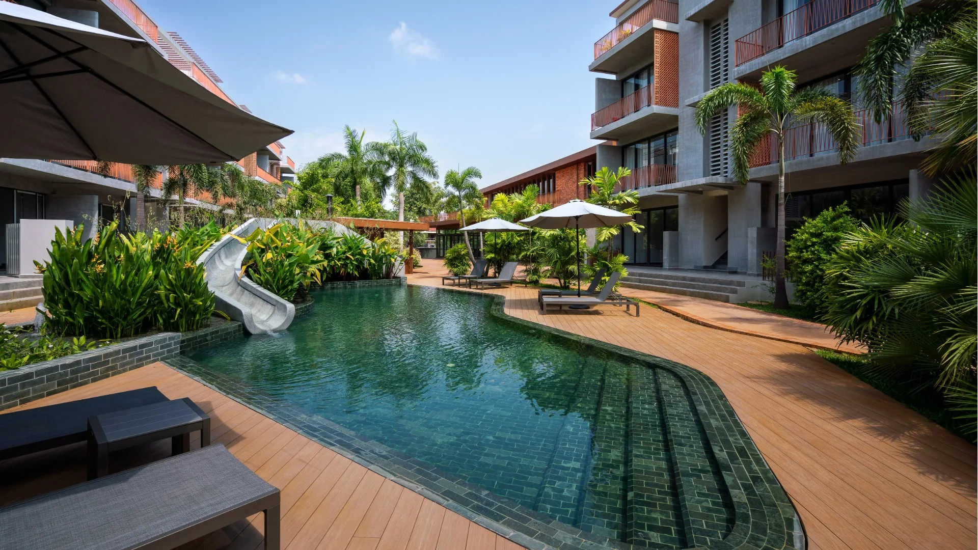 TUI BLUE Angkor Grace — transats et parasols au bord de la piscine