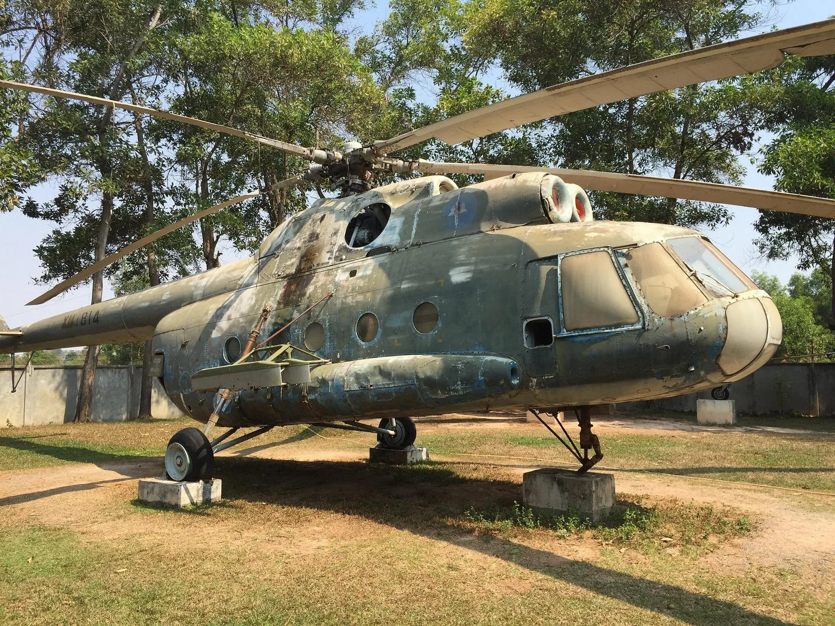 War Museum Cambodia — hélicoptère Mi-8 soviétique