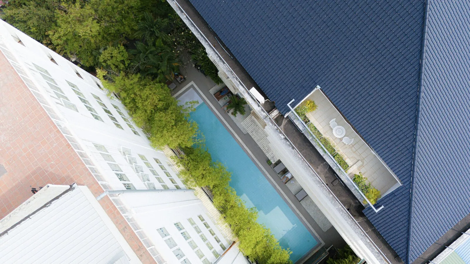 La piscine et la maison, vues du ciel